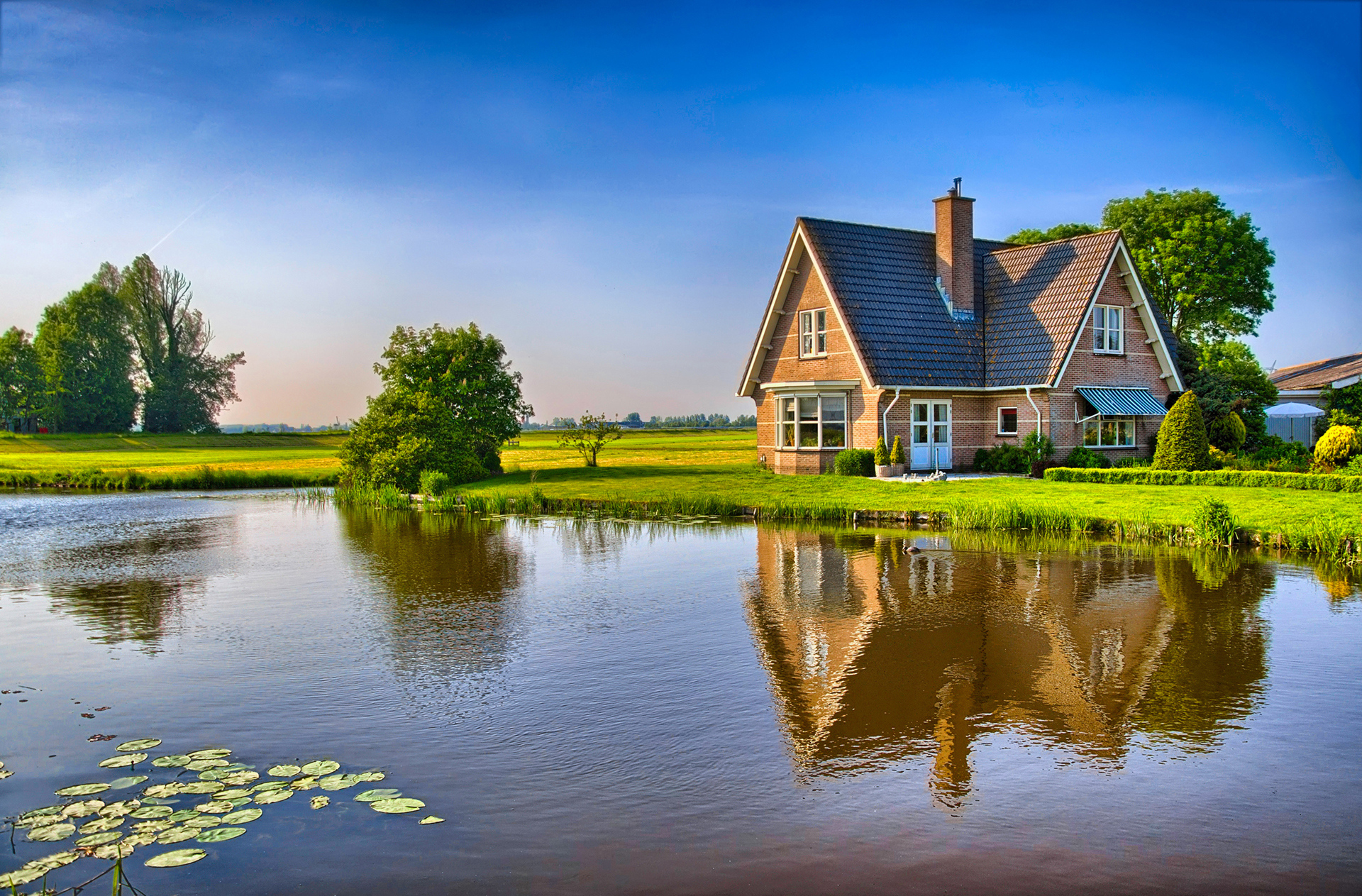 Деревянный дом пейзаж. Дом у реки (River Cottage). Домик у озера. Красивые домики на природе.